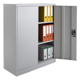 Armoire basse métallique avec portes battantes ouverte, montrant des étagères intérieures pour le rangement.