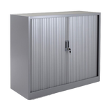 Armoire métallique basse à rideaux dans un environnement de bureau, combinant élégance et fonctionnalité.