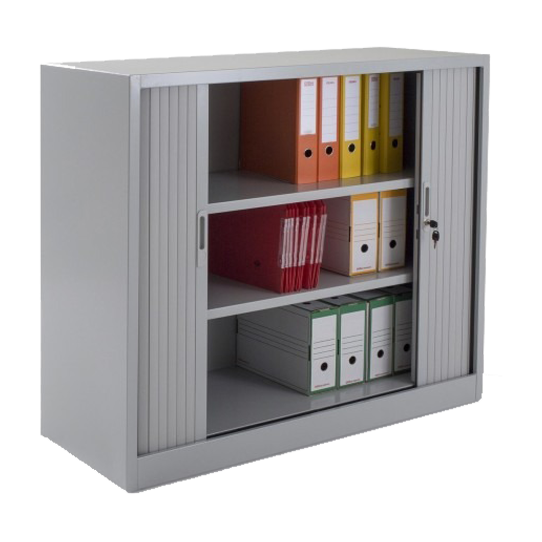 Armoire métallique basse à rideaux dans un environnement de bureau, combinant élégance et fonctionnalité.