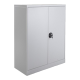 Armoire basse métallique avec portes battantes ouverte, montrant des étagères intérieures pour le rangement.