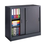 Armoire à portes coulissantes ouverte, montrant les étagères intérieures pour le stockage.